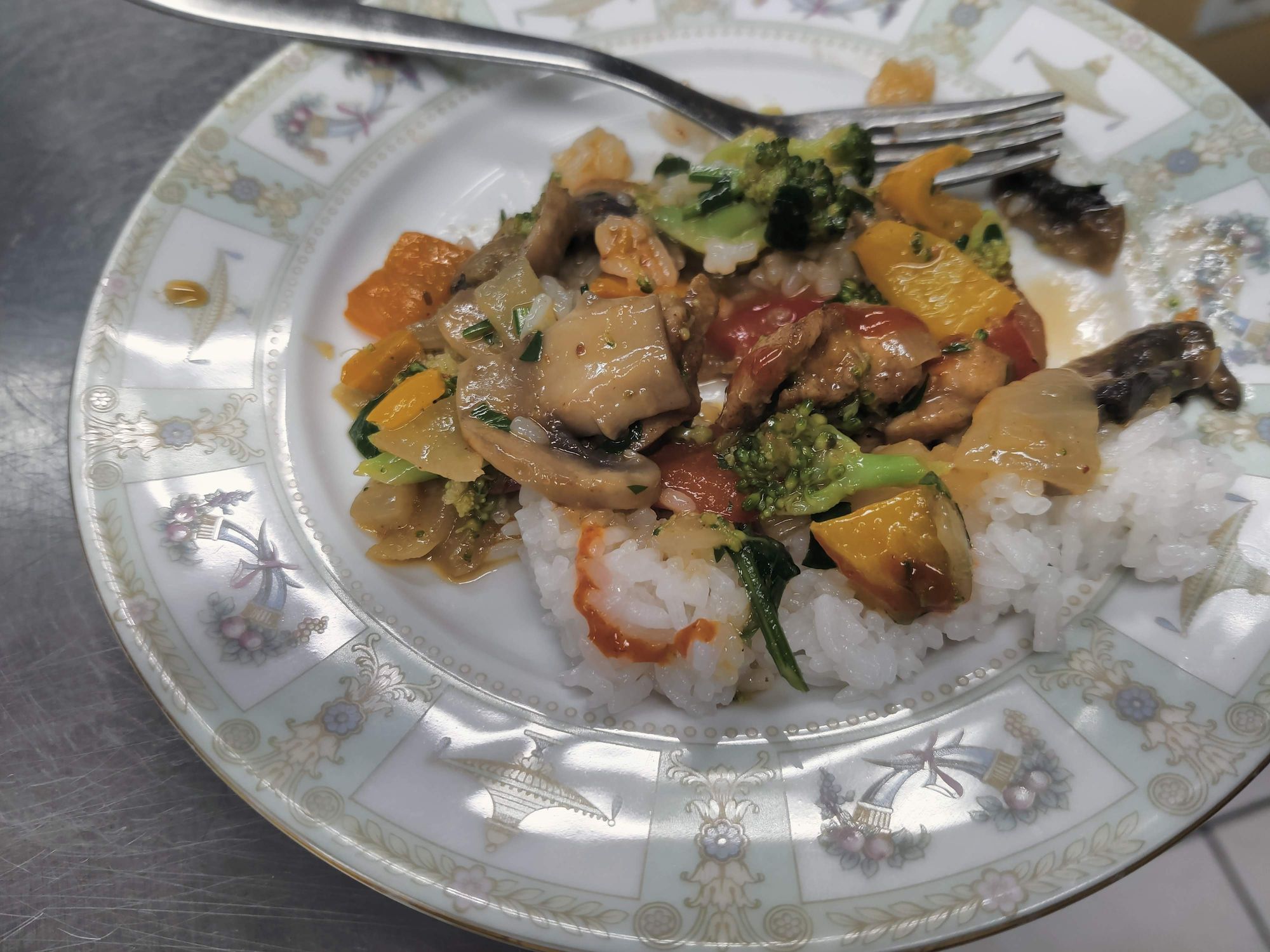 Kip, groente en rijst