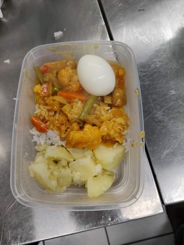 Groentencurry met ei, rijst en aardappel