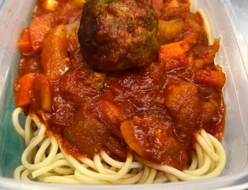 Spaghetti met tomatengroentensaus en een balletje