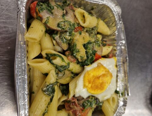 Pasta met spinazie, gegrilde groenten en kip