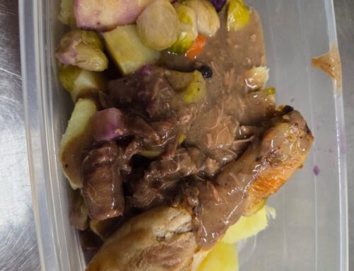 Aardappeltje, groenten, hertenstoof en een kippepoot