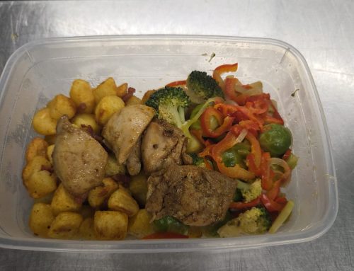 Gebakken aardappeltjes met kip, spekjes en groenten